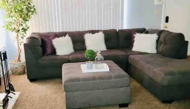 Charming and spacious 3-bedroom townhome with WiFi and amenities in Gary