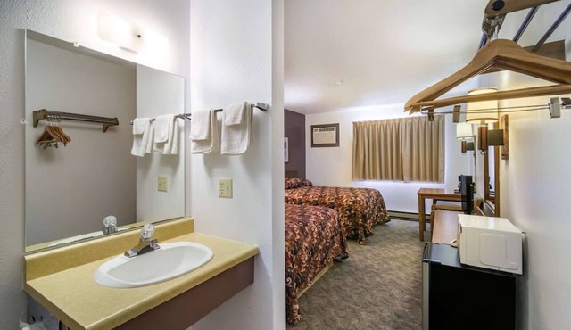Charming B&B Actual driving 30 MILES FROM MEDORA ND-MT BORDER TOWN