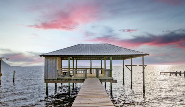 Charming Bayfront Getaway - Private Pier