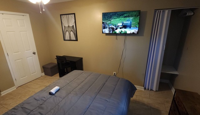 Charming bed & breakfast in terrific Montgomery with WiFi, AC