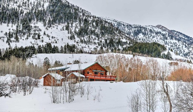 Charming Bedford Cabin w/Private Hot Tub!