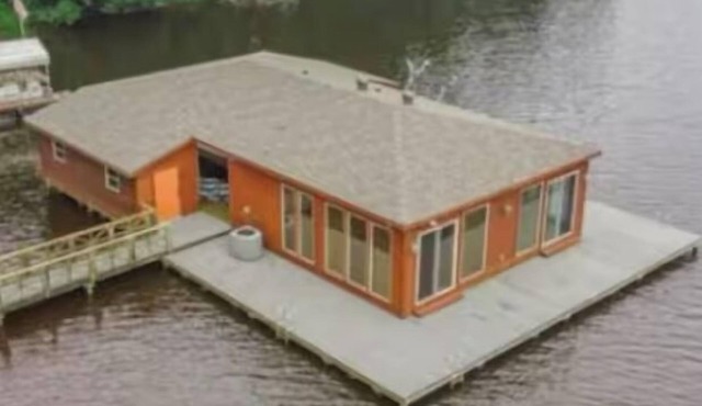 Charming Boathouse studio in beautiful Benton, LA with AC!