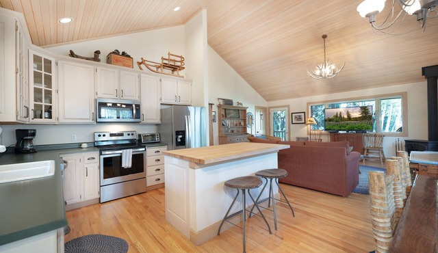 Charming Cabin in Wilson. Available Long Term Only. Pet Friendly!