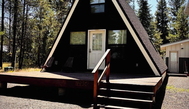 Charming cabin tucked near Cascade Lake