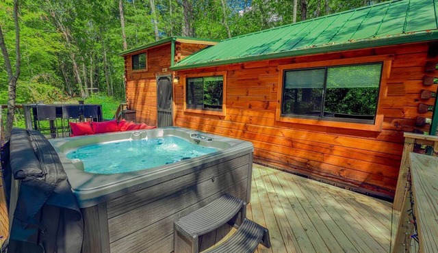 Charming Cabin with Private Hot Tub Near Red River Gorge in Campton, Kentucky