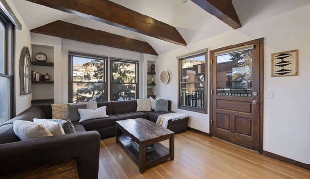 Charming Chalet in Old Town & Pet Friendly
