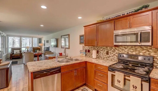 Charming condo on the golf course. 15 min from McCall.