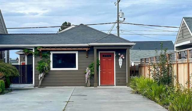 Charming Cottage Downtown, No Steps, Park in Front