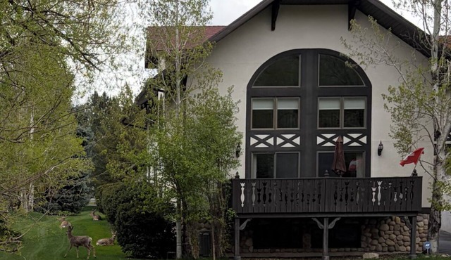 Charming creekside 4-bedroom townhome in Midway welcomes you