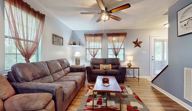 Charming Dog Friendly Home, Sleeps 6, Deck, Grill