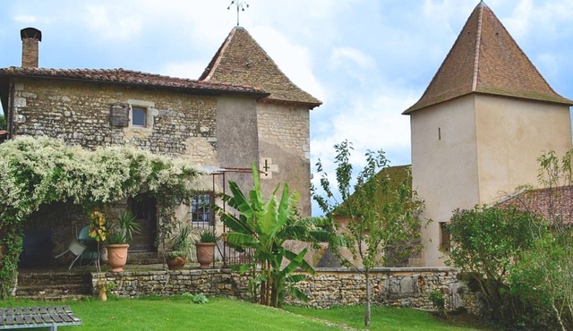 Charming Restored 15th-Century Priory with Modern Comfort, Fireplace, and Private Garden in Beaulieu-sur-Sonnette