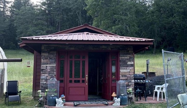 Charming Garden Cottage with 155-Acre Forest Retreat Near Wolf Creek, Oregon