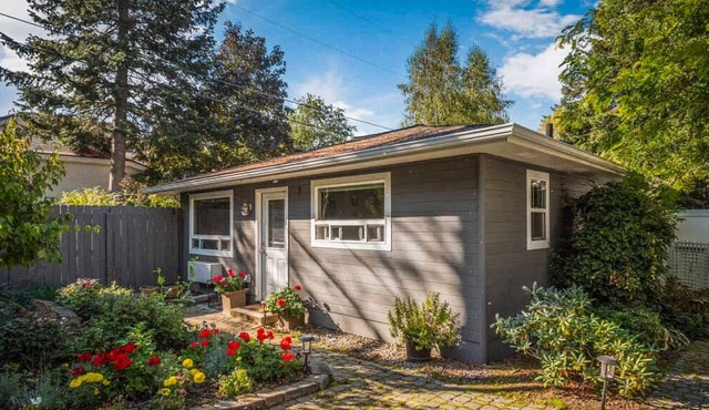 Charming Garden Retreat | Near Lakes & Golf | Walk 2 Minutes to Sanders Beach