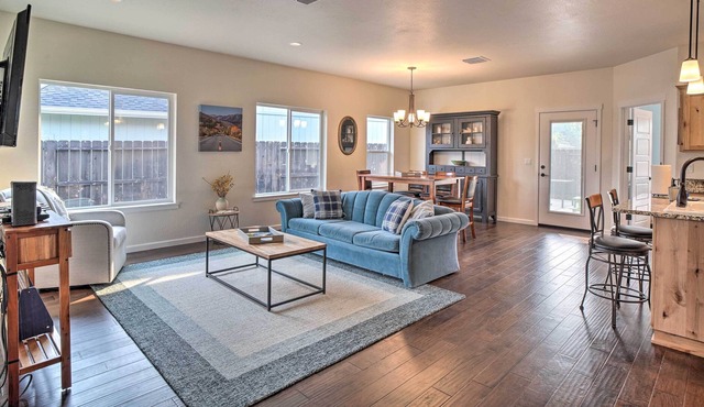 Charming Grants Pass Home: Patio & Fire Pit!