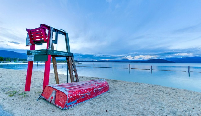 Charming guest house with free WiFi, full kitchen, public beach access, & dock