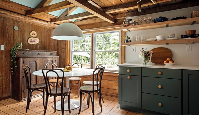 Charming Hillside 3BR Cottage with snowmobile trailer parking