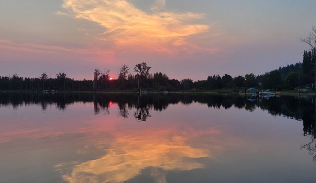 Charming Lake Cottage+Private Dock+AC—Bring your paddles floats & fishing rods!