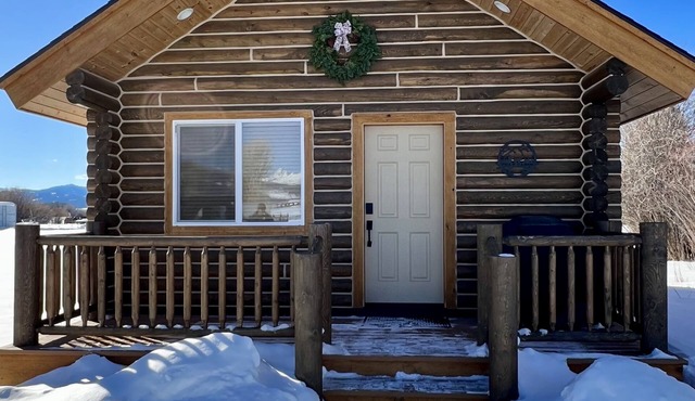 Charming Log Cabin close to GTNP with fishing access nearby