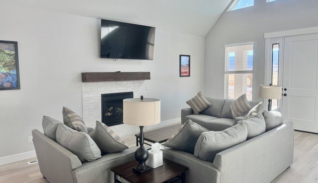Charming Moonstone Lodge in beautiful Bicknell with AC, WiFi
