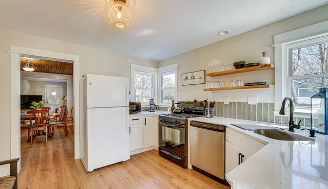 Charming Muskegon Cottage - Walk to Lake Michigan!
