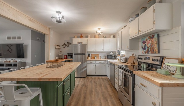 Charming open 4bd and screen-in porch! Sleeps 10!