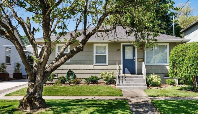 Charming Renovated Cottage, Perfect Location, Walk to Everything, Across From Park & Cultural Center