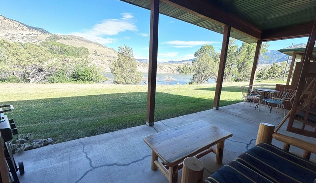 Charming Riverside Cabin on Yellowstone River - 2 Bedrooms & 2 Bathrooms, Relax