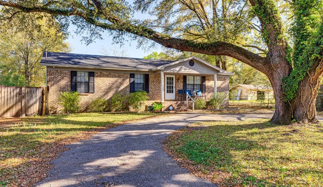 Charming Satsuma Home ~ 14 Mi to Mobile!
