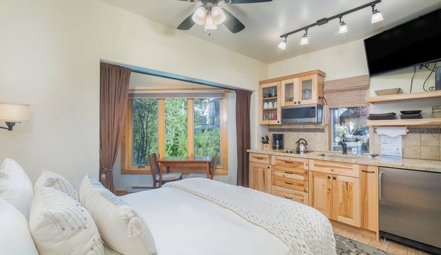 Charming Studio Steps from River | hot tub/pool area