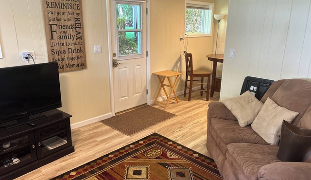 Charming studio with WiFi and AC in lovely Location in Sanders Beach Nbrhd, CDA