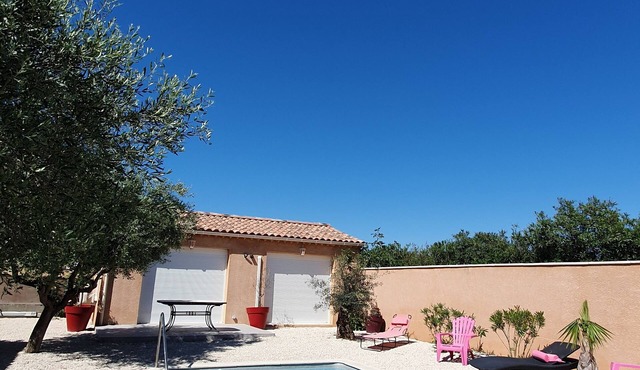 Charming studio with terrace and pool. For two people. Dog accepted. in Pierrelatte