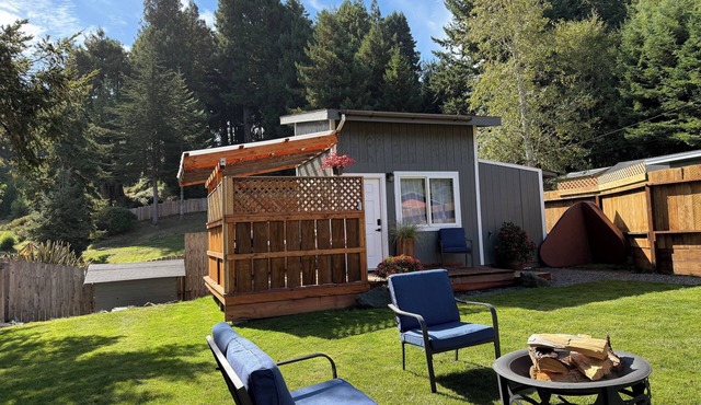 Charming Tiny House with Hot Tub and big fenced yard! Private location! in Eureka