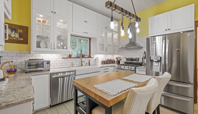 Charming & Updated 1867 Brick House in Historic Downtown Delaware, OH; Sleeps 12