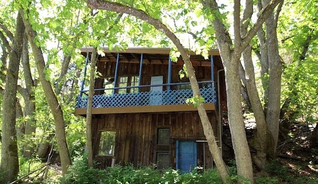 Charming Woodland Cabin with Skylights & Quiet Escape in Jacksonville, Oregon