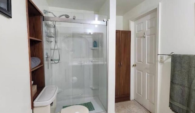 Charming1-bedroom apartment w/AC, WiFi in upscale east-side neighborhood