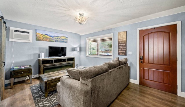 Cheerful 2 bedroom cabin close to the hospitaln