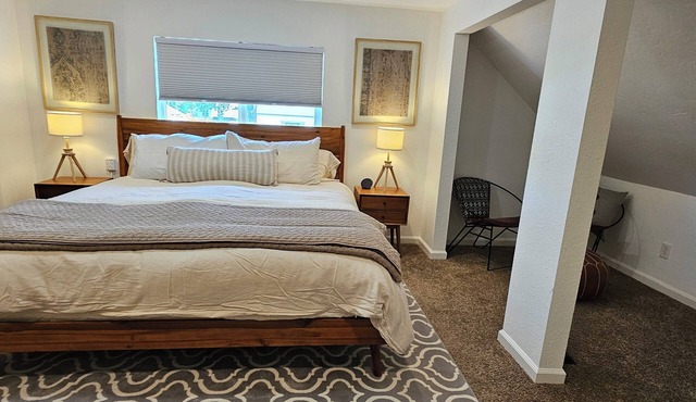 Cheerful 3 bedroom 2 bath, quick walk downtown!