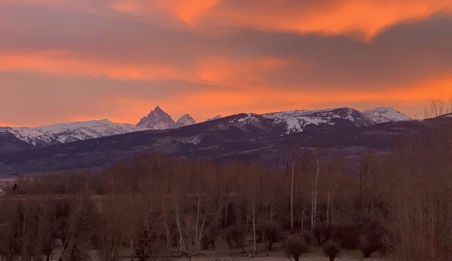 Cheerful 6bedrm Cabin, Teton Views- convenient to GTNP, Yellowstone, Swan Valley