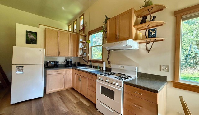 Cheery Loft studio near downtown Olympia and Lacey with country feel