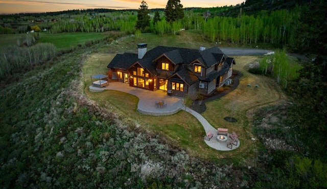 Cherry Butte Lodge| Luxe Lodge Sleeps 27, Hot Tub, Fire Pit, & Views!