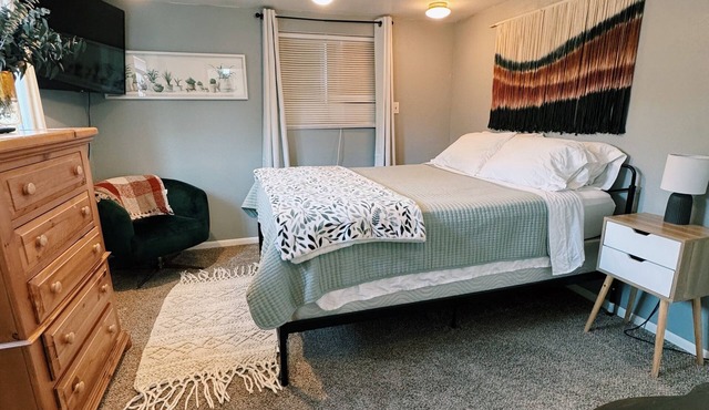 Chic & cozy 1 bedroom guest-house