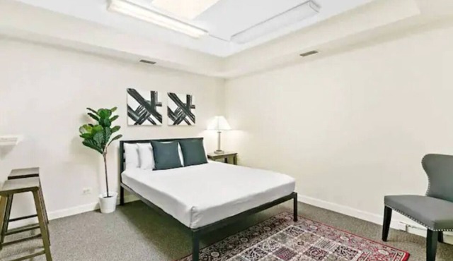 Chic Studio - In Downtown Highland Park, by Metra