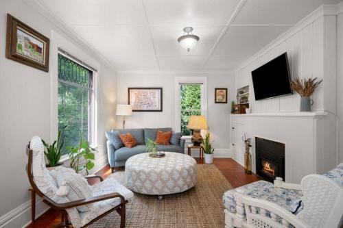 Chic Vintage Vibes Stylish Stay Near It All