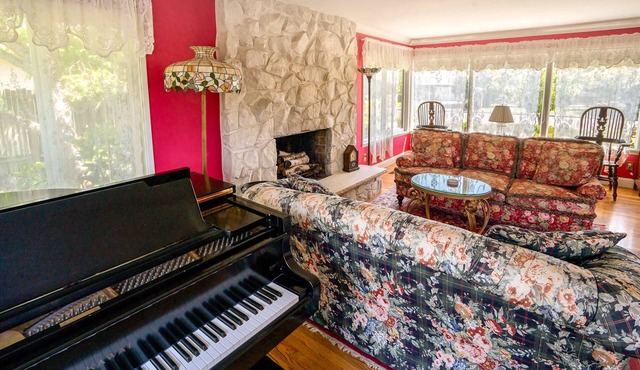 Classic & elegant house with entertainment & spacious, laid-back yard