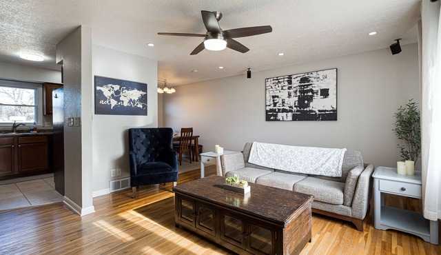 Clean and updated with a Hot Tub Minutes away from the new Bettendorf Waterpark
