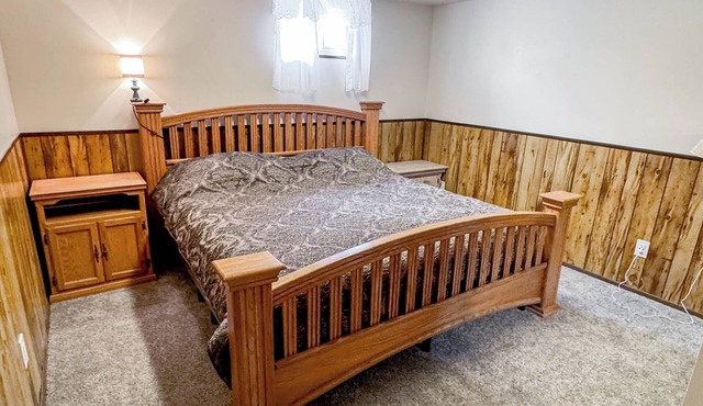 Clean, Fresh, Sleeps 8, big screens TVs, WiFi in enjoyable Pocatello