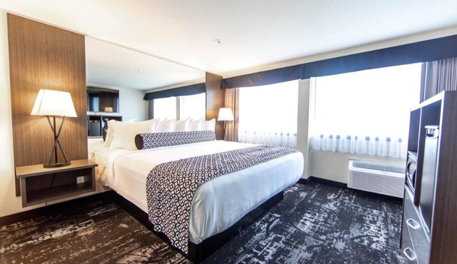 Close to the Riverfront Park & Spokane Falls! With Outdoor Pool Onsite!