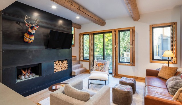 CLOSET VRBO TO LIFTS, Designer Home, Private Spa, Steps to Town