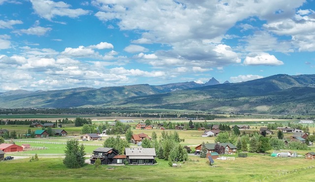 Coach House in Victor! Magical Mountain Views.