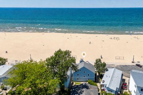 Coastal Blue Steps to North Beach Family & Dog Friendly Home